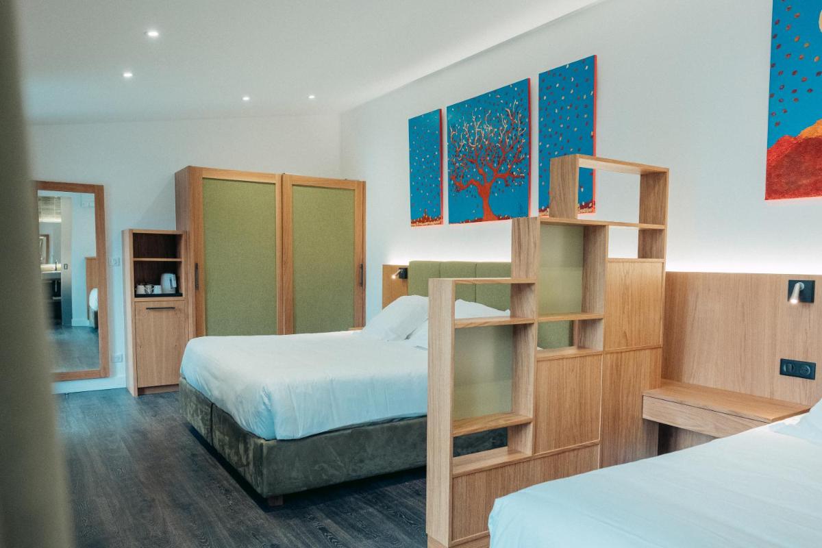 une chambre avec deux lits et une étagère dans l'établissement Hôtel Casale Olmia, à Moncale