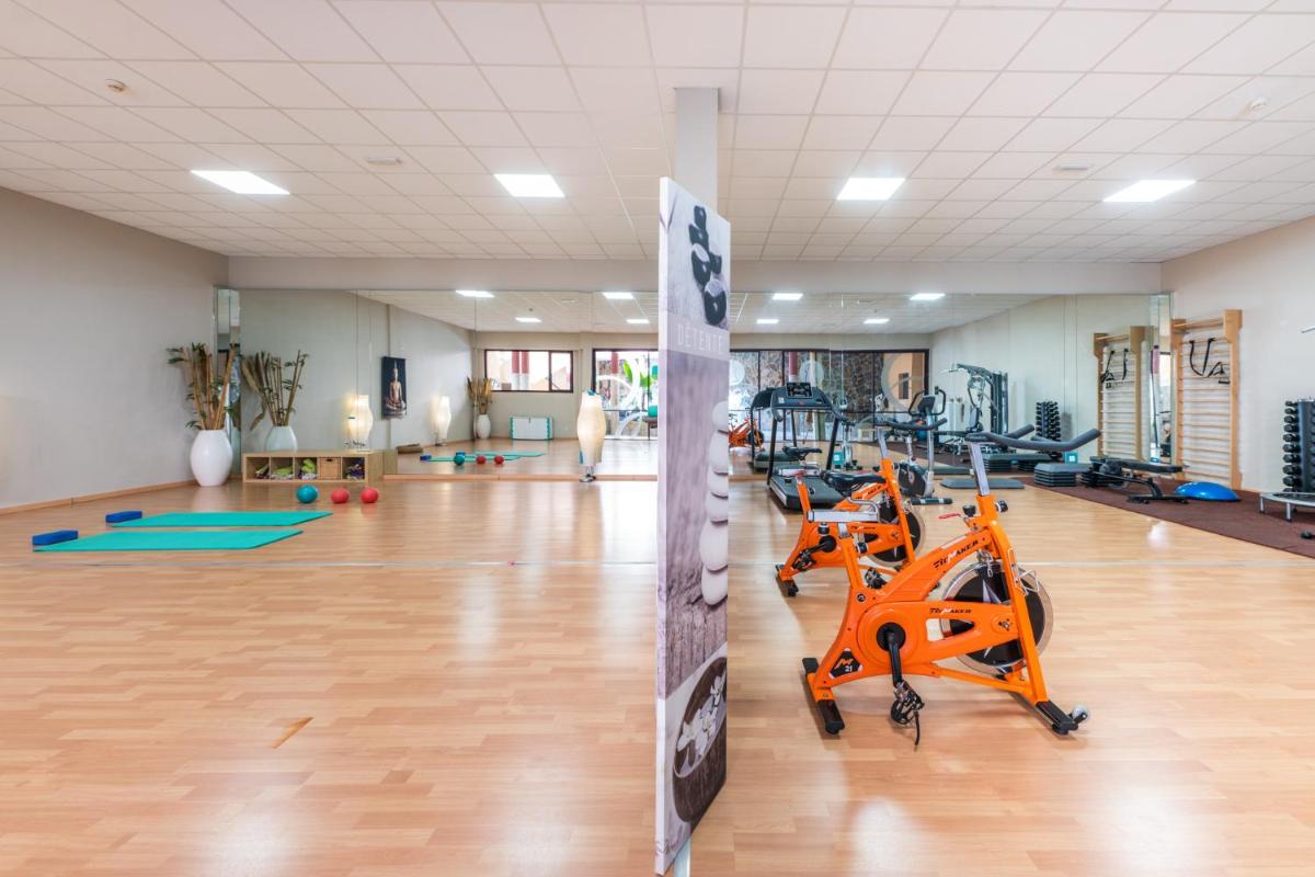 Gimnasio o instalaciones de fitness de Hotel Esmeralda Maris by LIVVO