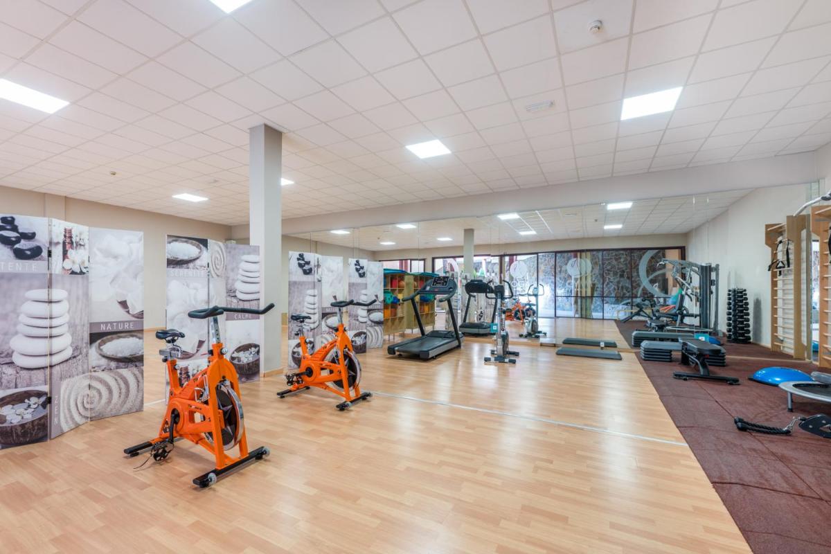 Gimnasio o instalaciones de fitness de Hotel Esmeralda Maris by LIVVO