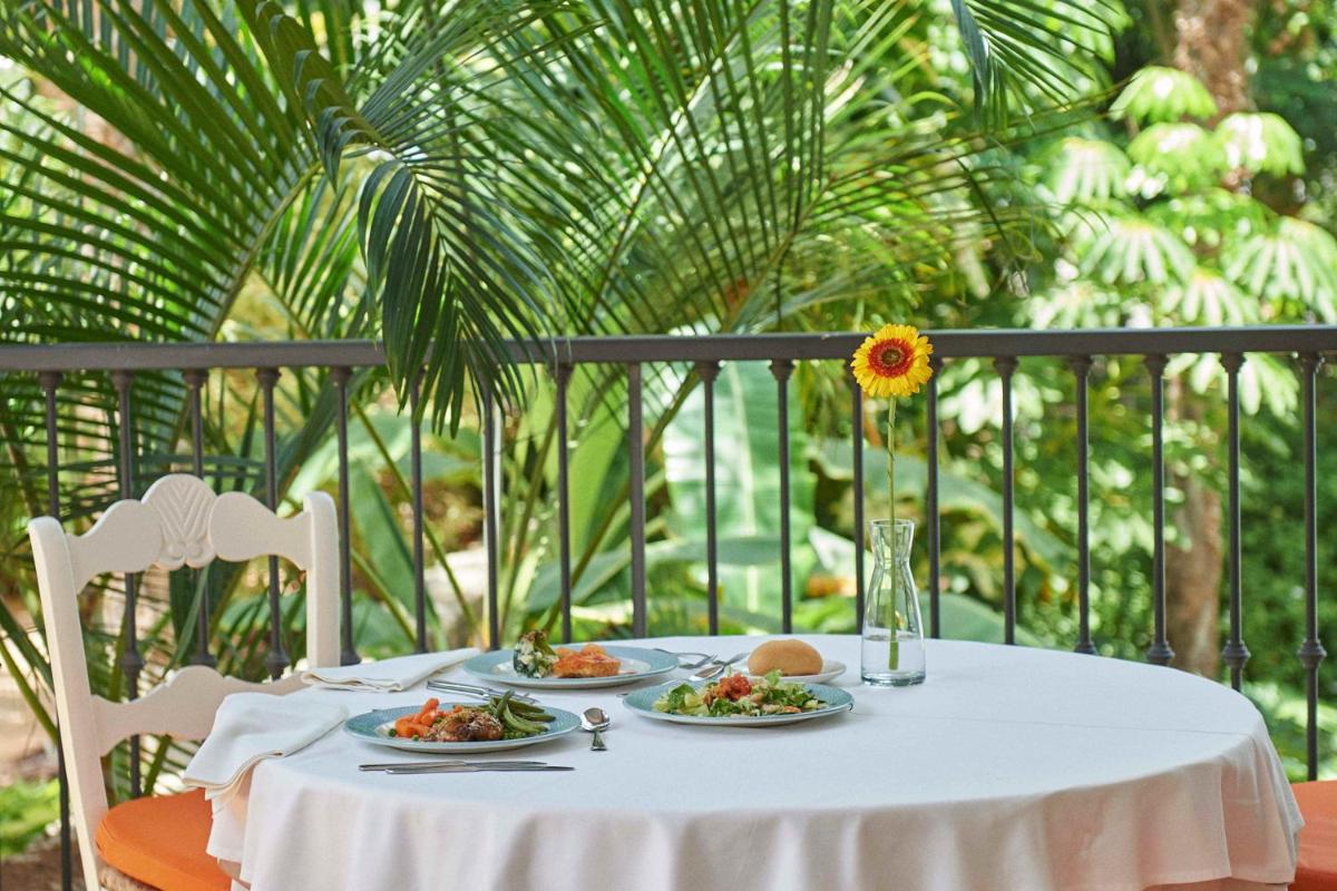 Comida en o cerca de este hotel