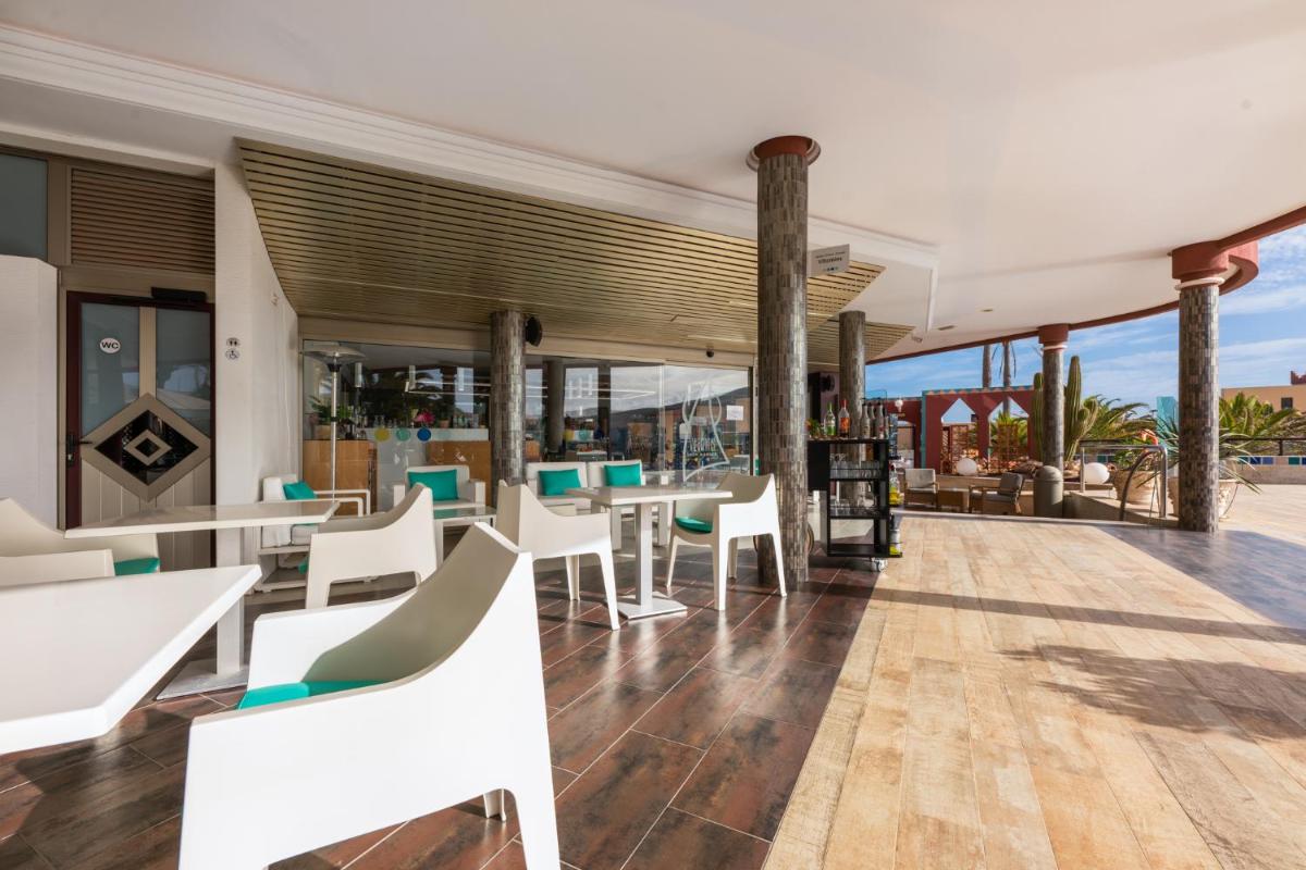 Un restaurante o sitio para comer en Hotel Esmeralda Maris by LIVVO