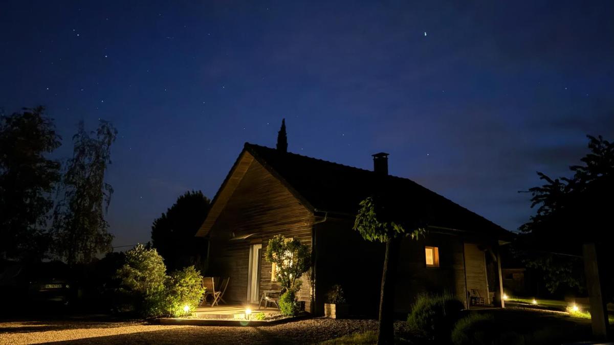 Gîte de la Tuillère, maison contemporaine en bois avec vue et piscine - Housity