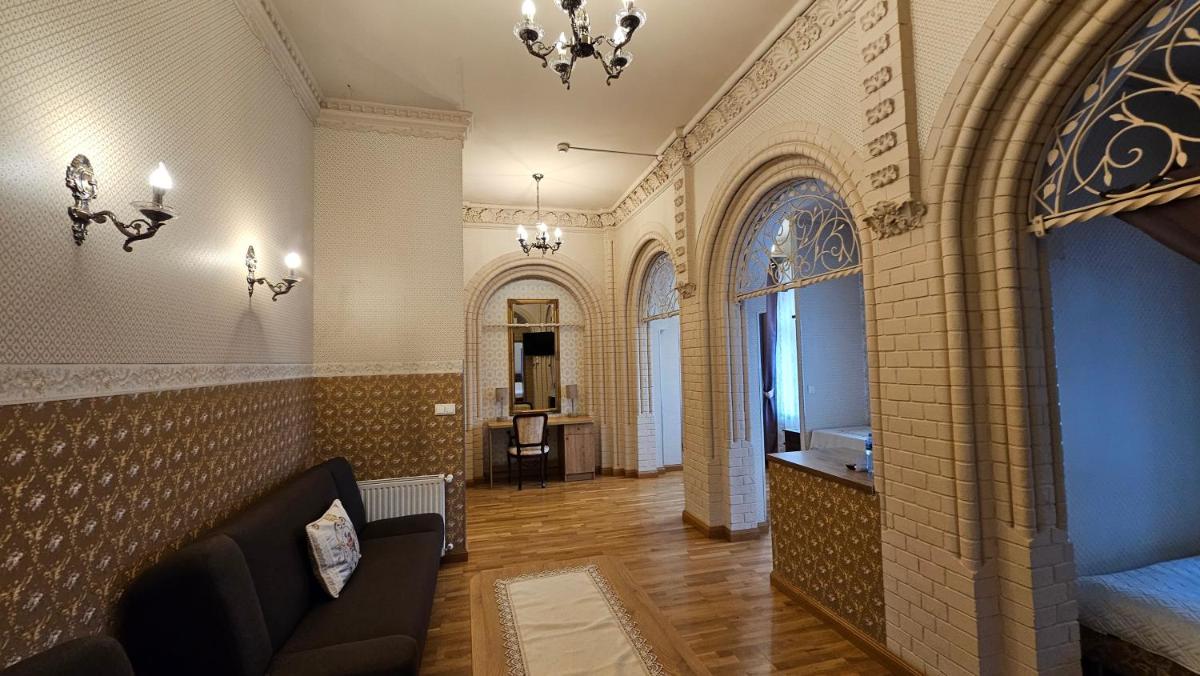 Pałacyk Chojnów - Housity