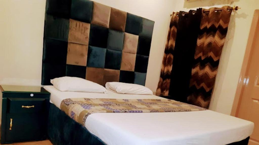 Khyber Hotel - Housity