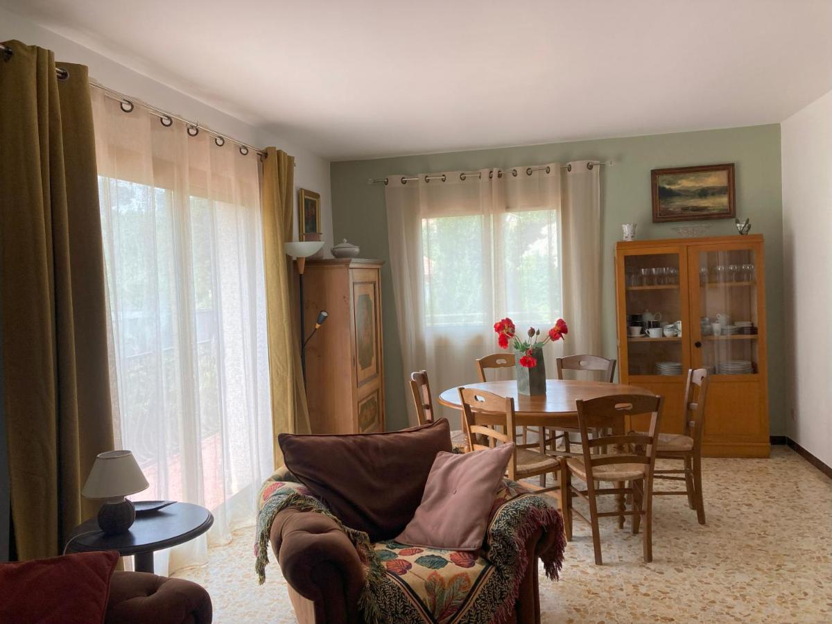 Haut de villa avec terrasse privative jardin et parking tout près des plages - Housity