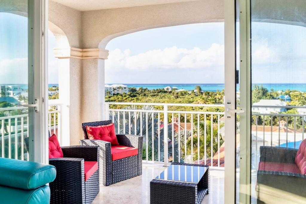 Extra spacious oceanview condo 5 min from pristine beach - Housity