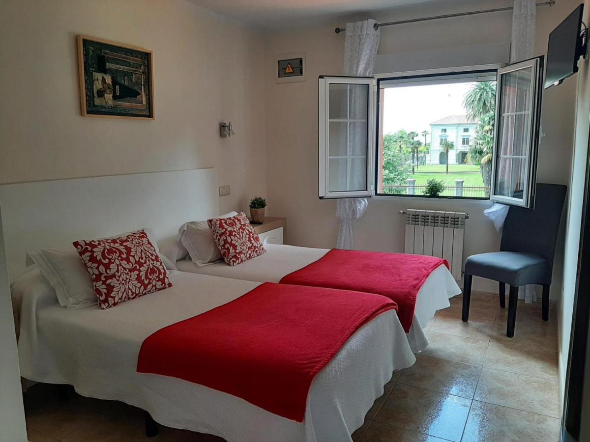 Hotel Alvaro frente Palacio-Museo Selgas - Housity