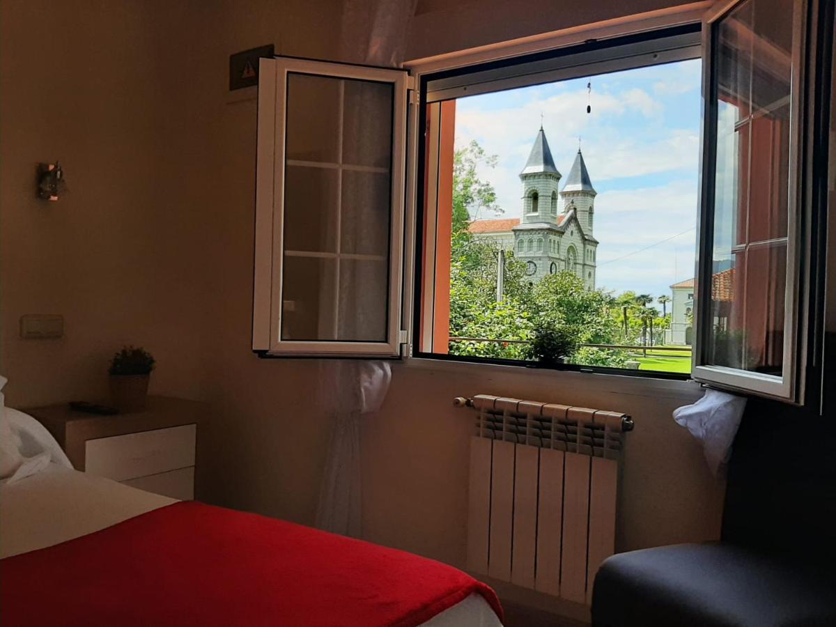 Hotel Alvaro frente Palacio-Museo Selgas - Housity