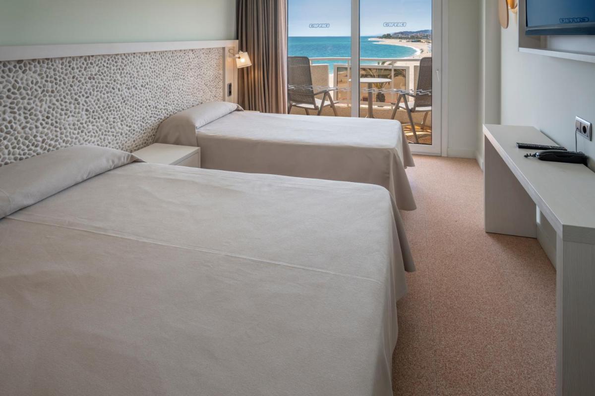 Cama o camas de una habitación en Caprici Beach Hotel & Spa