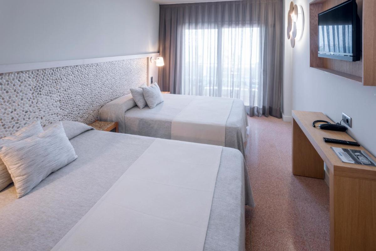 Cama o camas de una habitación en Caprici Beach Hotel & Spa