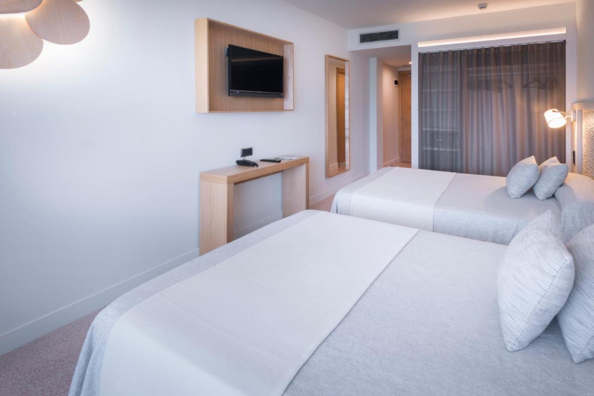 Cama o camas de una habitación en Caprici Beach Hotel & Spa