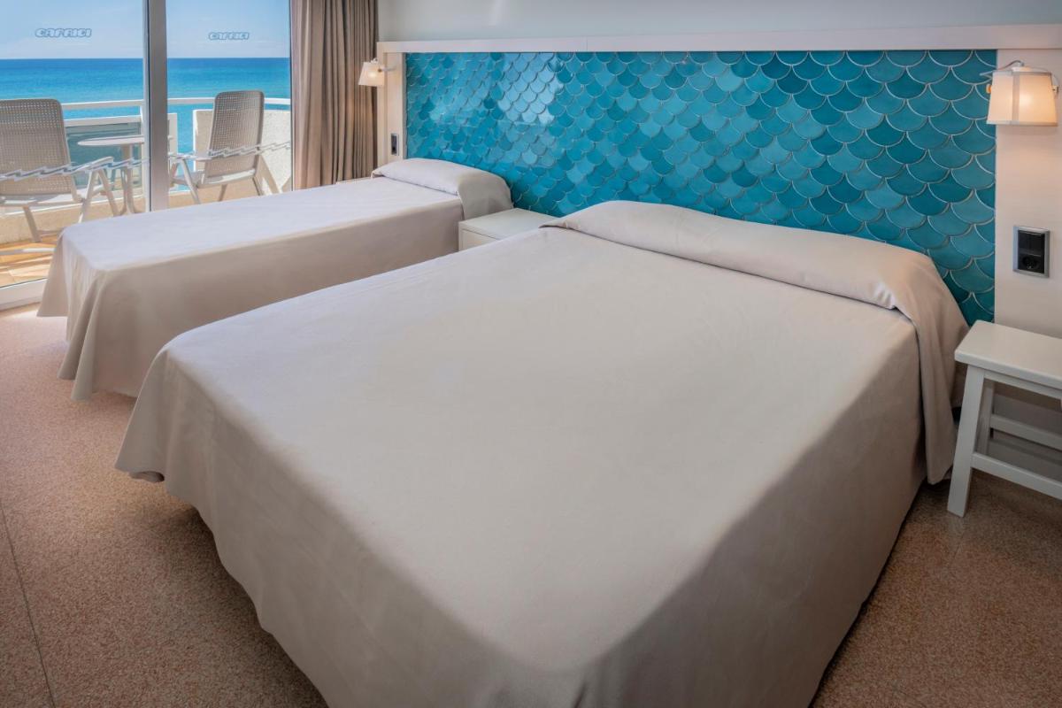Cama o camas de una habitación en Caprici Beach Hotel & Spa