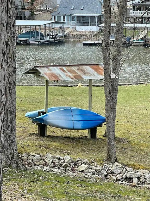Tranquility Cove, 2 Cottages, dock, slip, water toys - Housity