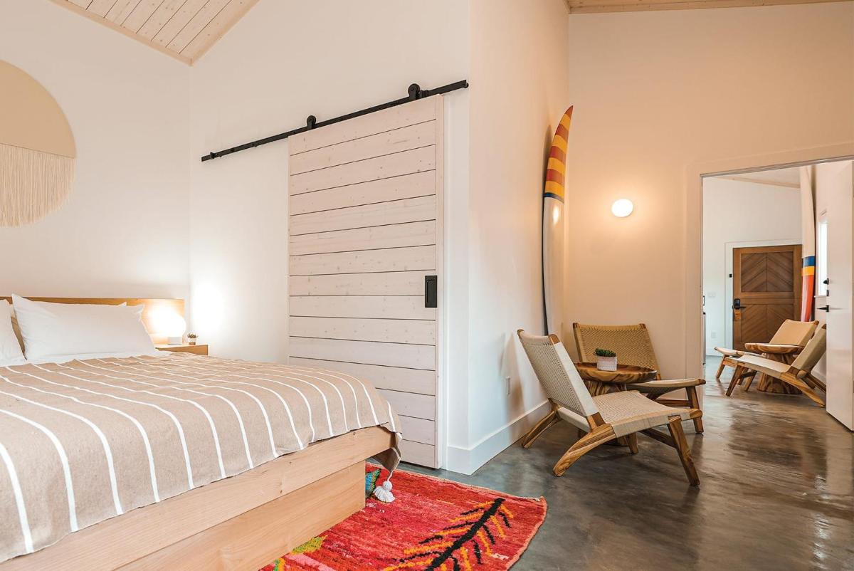 Longboard Studio and Funboard Room includes King Bed and Kitchenette plus King Murphy and Mini Kitchenette - Housity