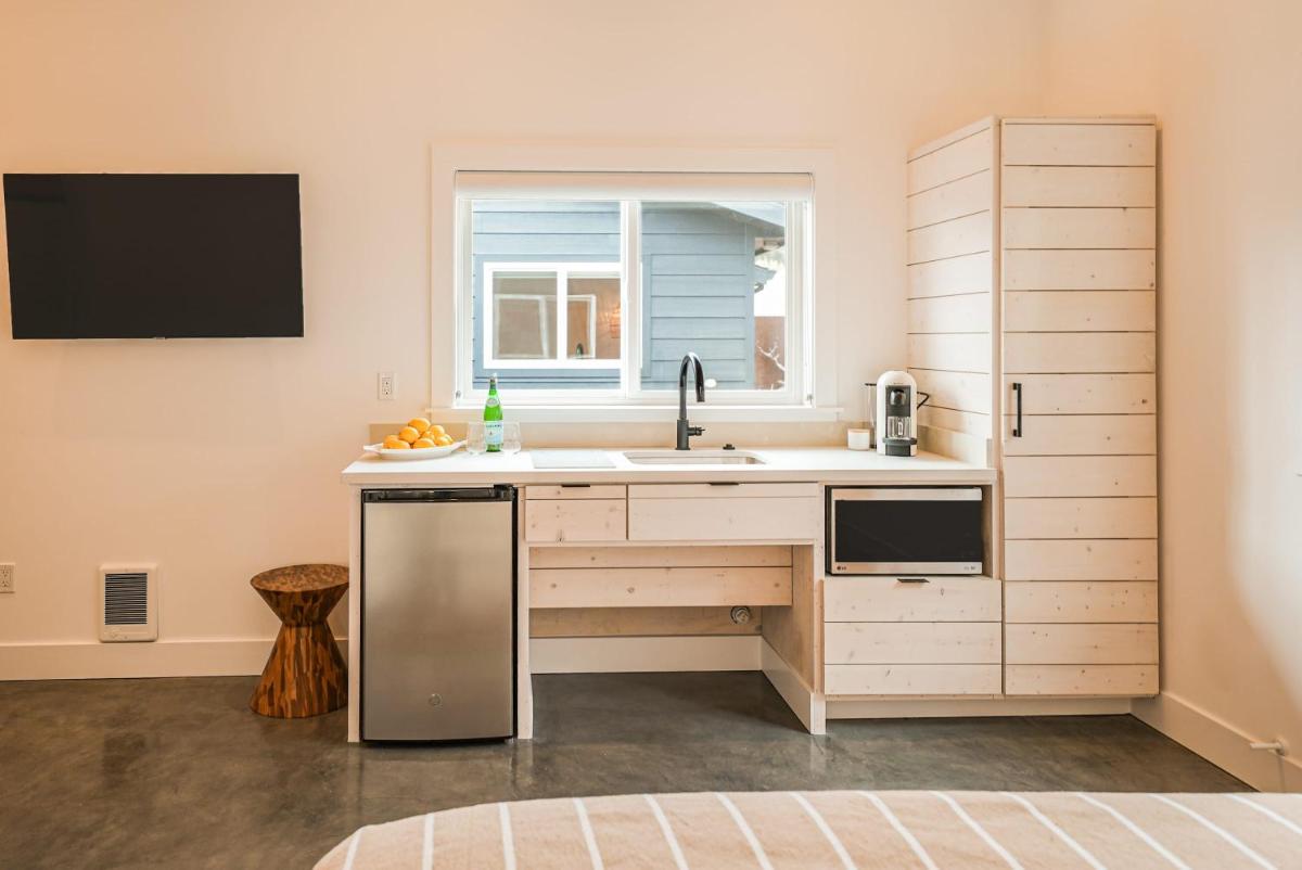 Longboard Studio and Funboard Room includes King Bed and Kitchenette plus King Murphy and Mini Kitchenette - Housity