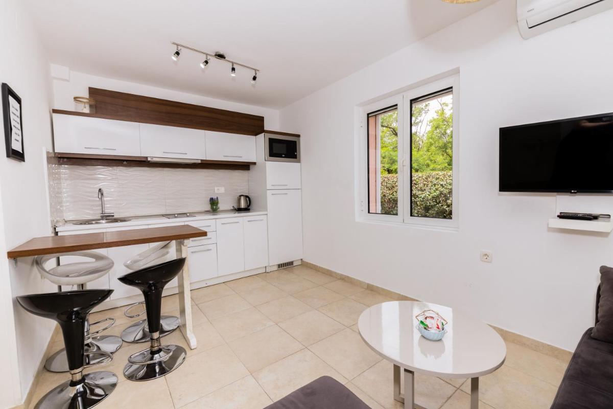 Paunovic Apartments - Housity