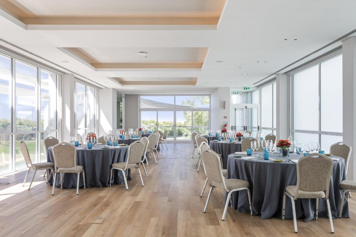 Um restaurante ou outro lugar para comer em Crowne Plaza - Caparica Lisbon