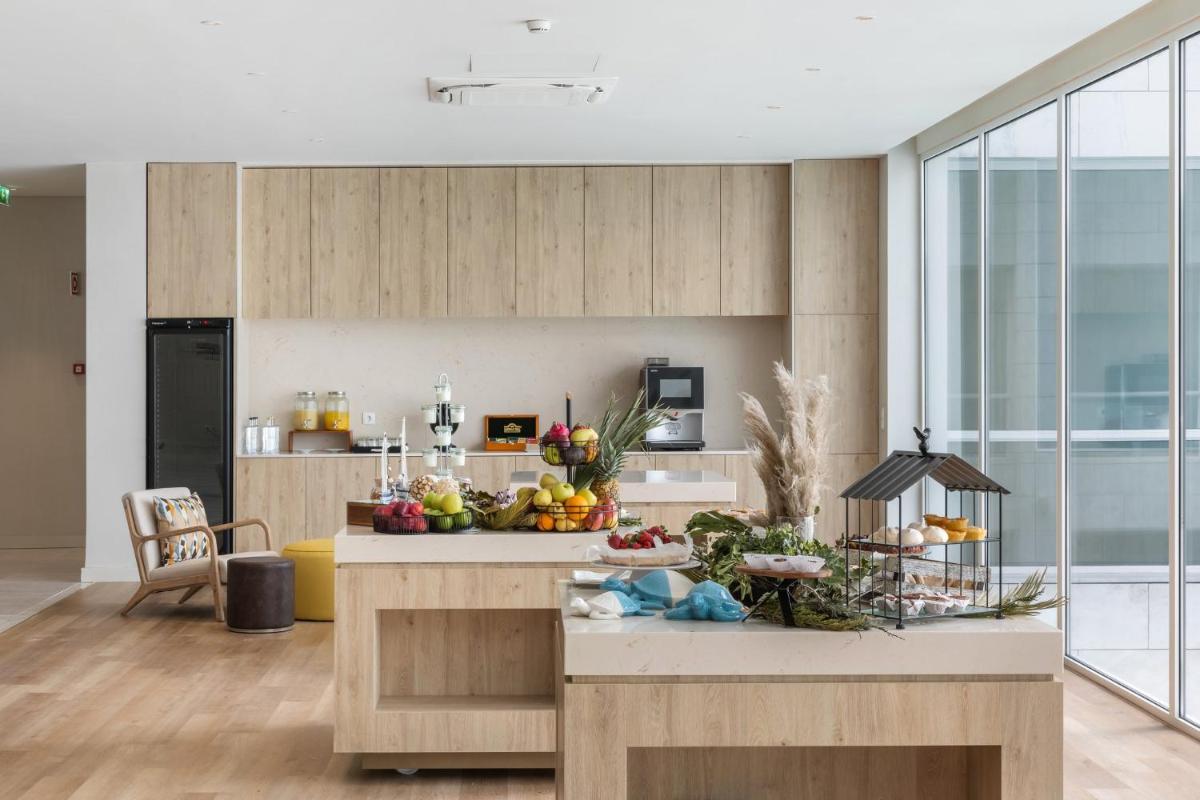 A cozinha ou kitchenette de Crowne Plaza - Caparica Lisbon