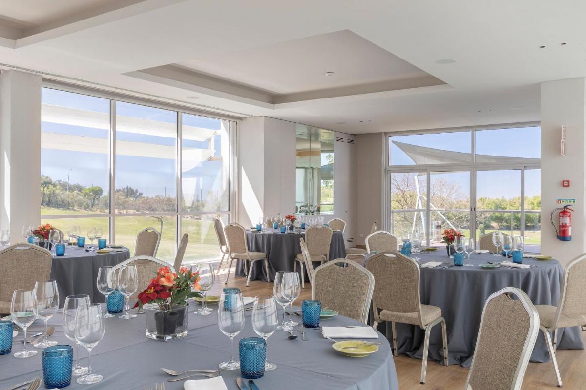 Um restaurante ou outro lugar para comer em Crowne Plaza - Caparica Lisbon