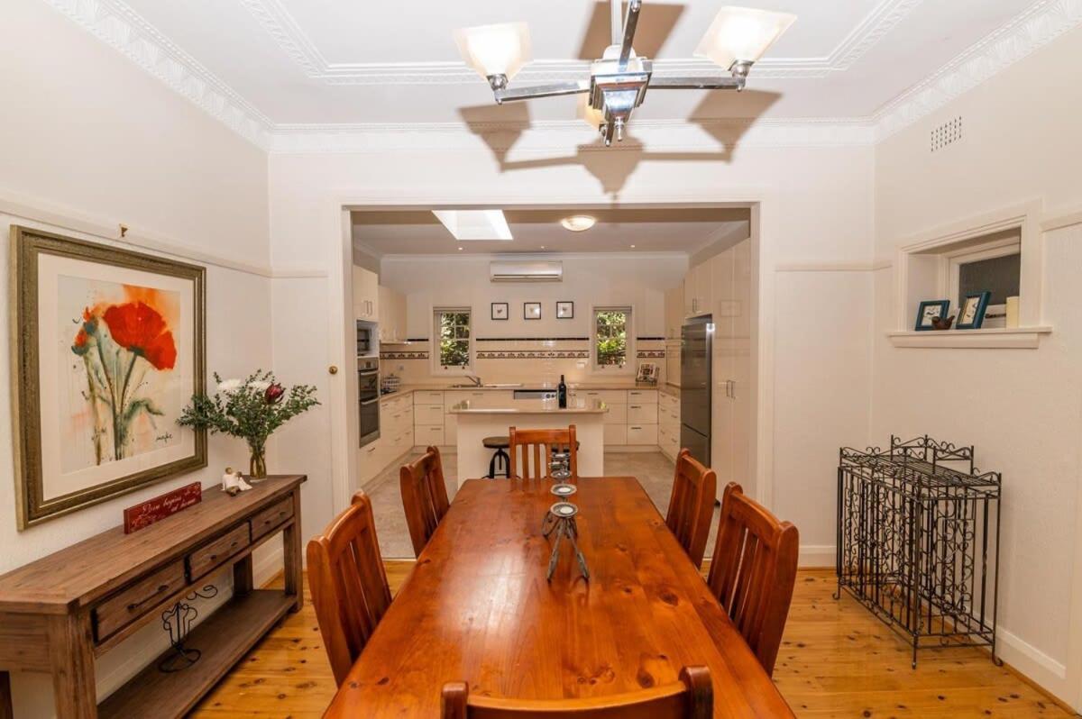 Hillside Cottage │ Comfy, Spacious, Walk to CBD & Stannies - Housity