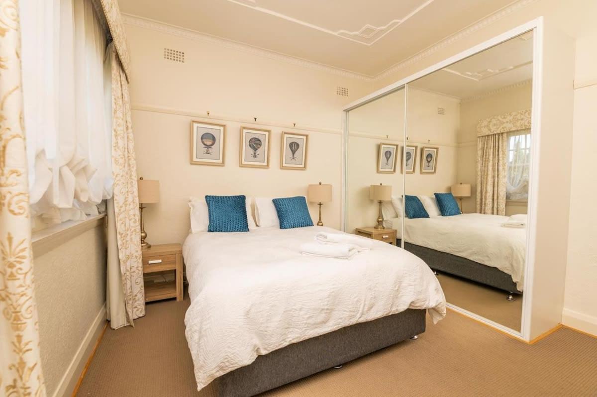 Hillside Cottage │ Comfy, Spacious, Walk to CBD & Stannies - Housity