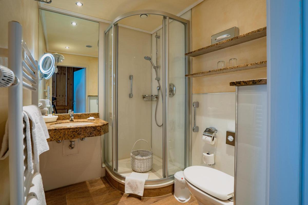 Ein Badezimmer in der Unterkunft revita - naturresort & spa