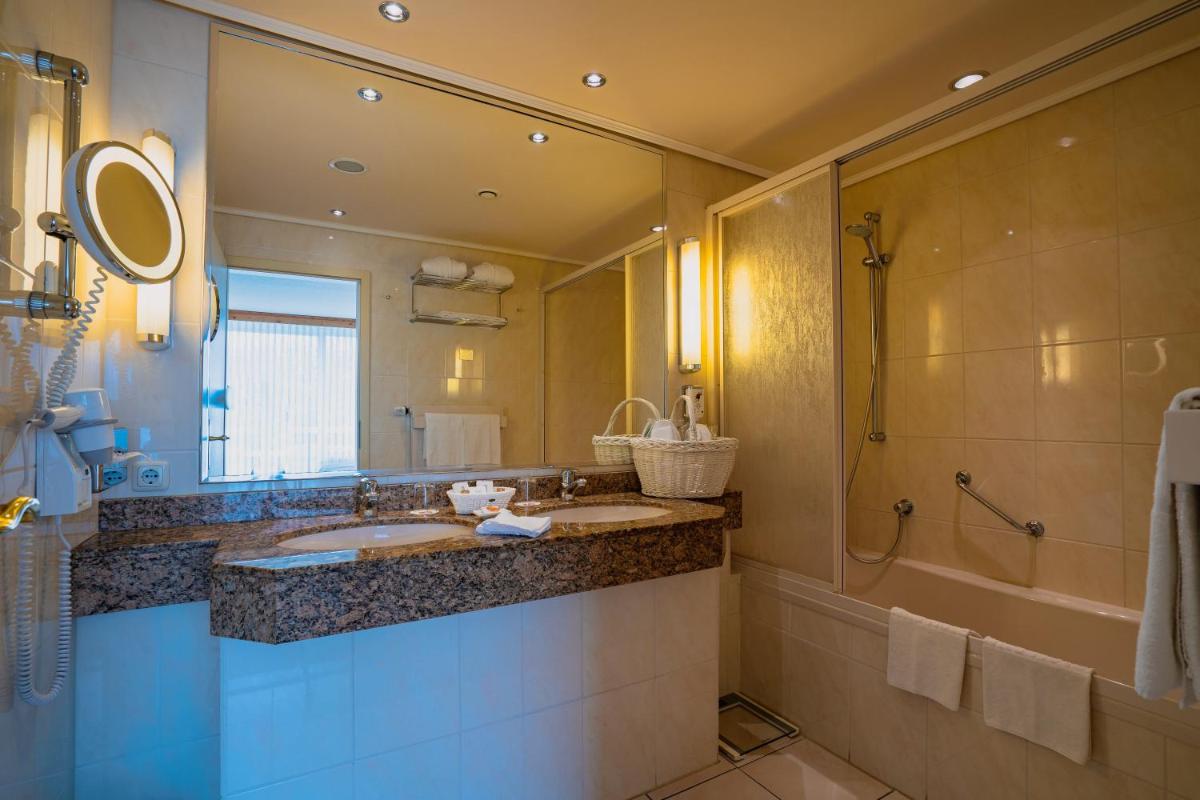 Ein Badezimmer in der Unterkunft revita - naturresort & spa
