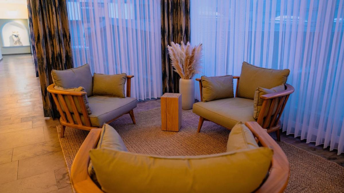 Ein Sitzbereich in der Unterkunft revita - naturresort & spa