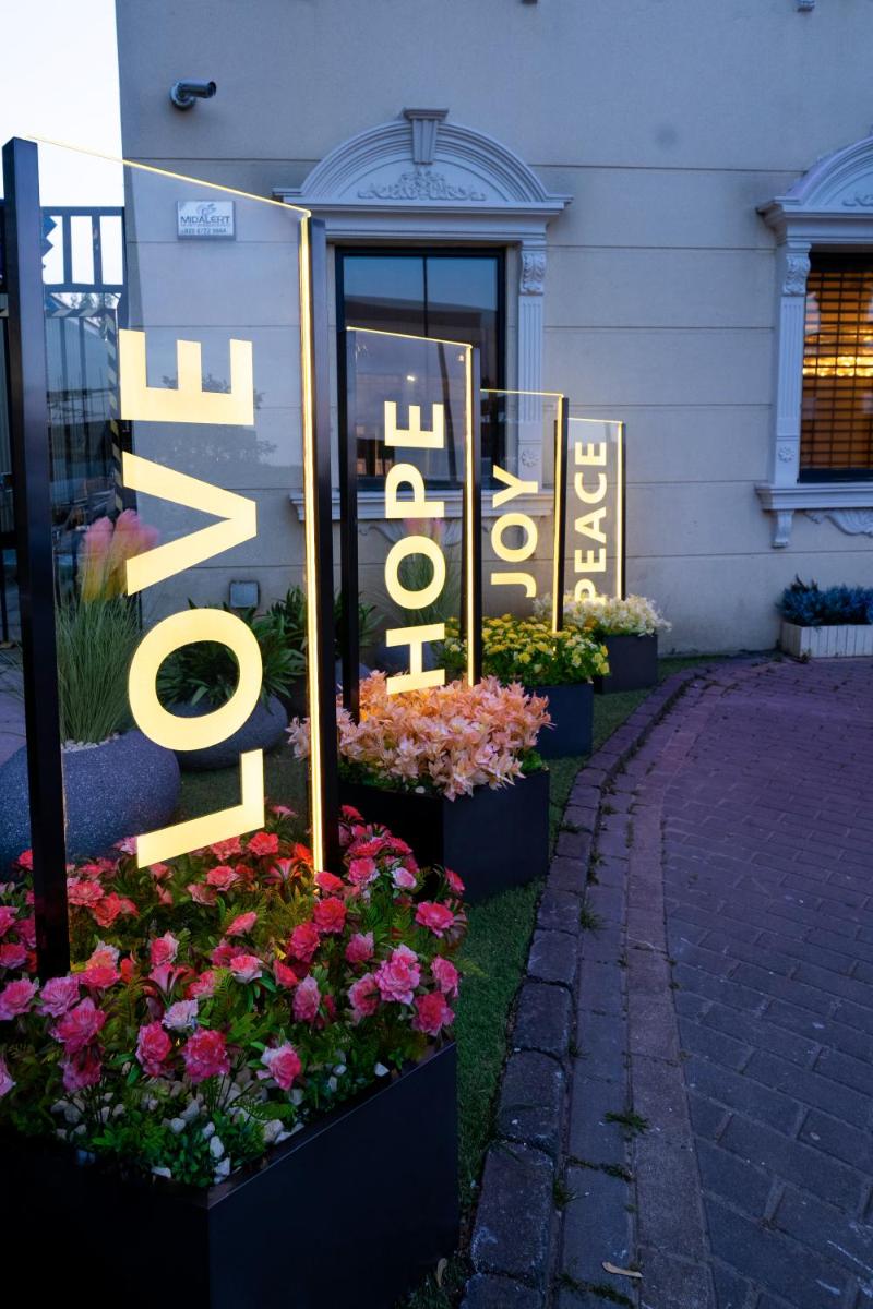 Grand Sapphire Hotel & Banqueting - Housity