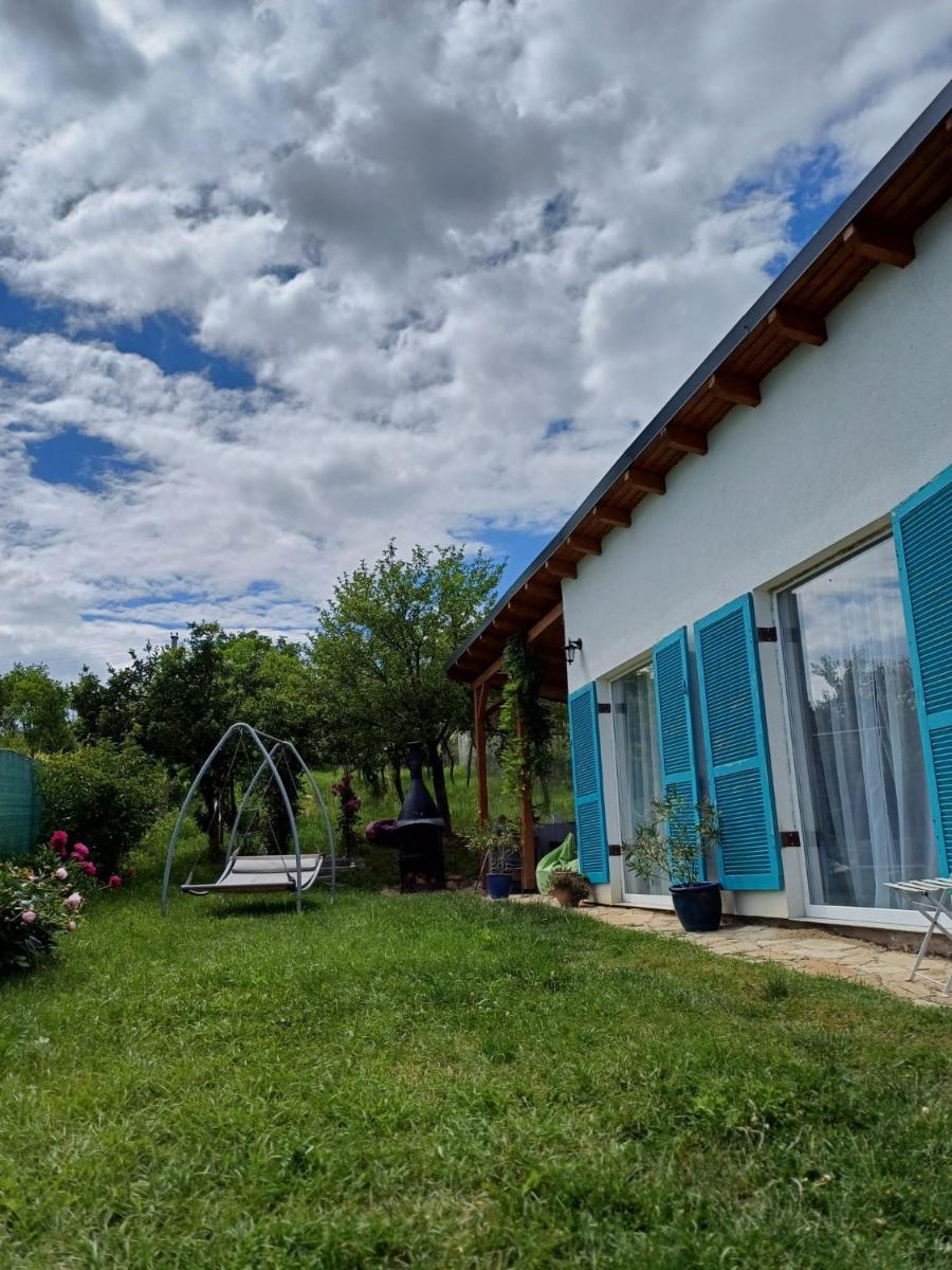 Backyard Cottage - Housity