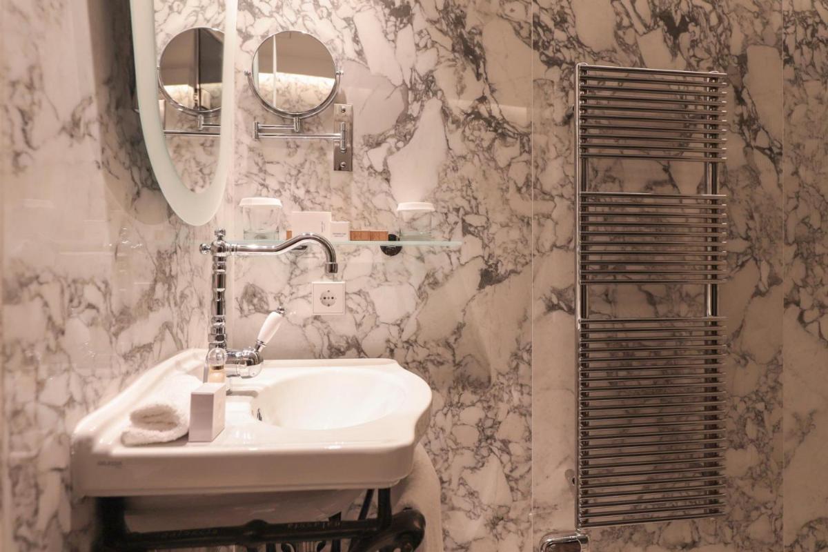 Un baño de MYR Palacio Vallier