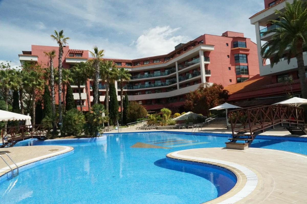 una gran piscina frente a un edificio en Ohtels Vil·la Romana, en Salou