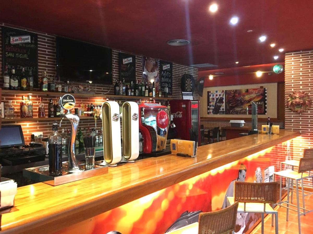 El salón o zona de bar de Ohtels Vil·la Romana