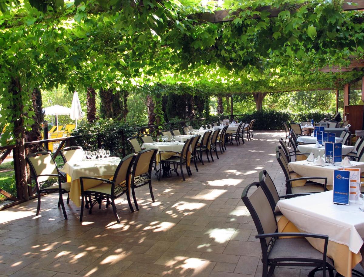 Un restaurante o sitio para comer en Ohtels Vil·la Romana