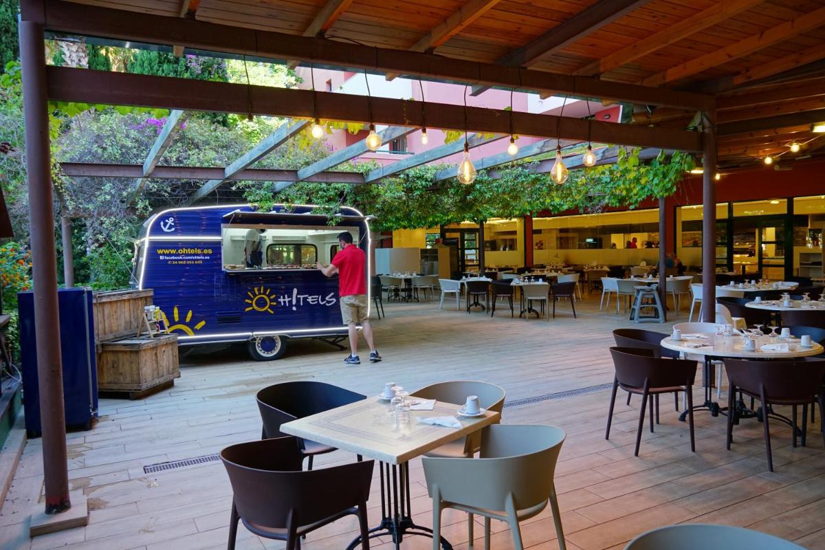 Un restaurante o sitio para comer en Ohtels Vil·la Romana