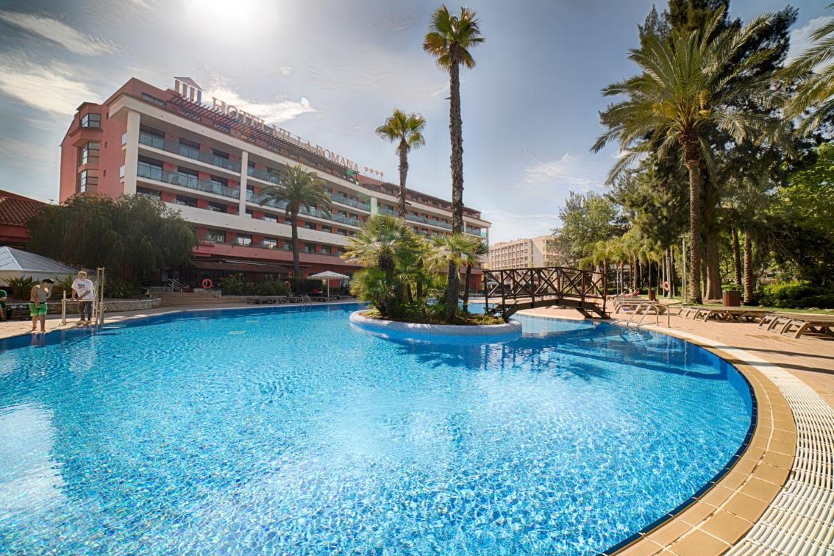 una gran piscina frente a un hotel en Ohtels Vil·la Romana, en Salou