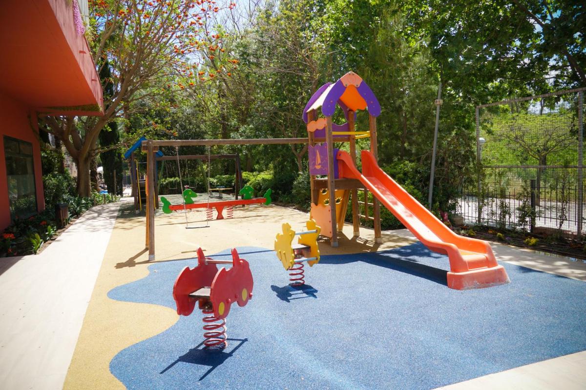 Zona de juegos infantil en Ohtels Vil·la Romana