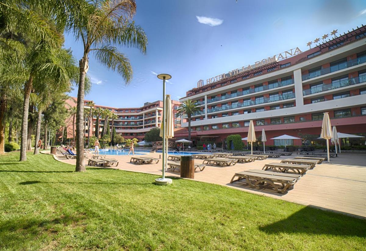 Un complejo turístico con piscina y mesas de picnic y un edificio. en Ohtels Vil·la Romana, en Salou 40 fotos más