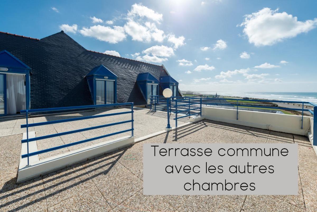 une maison sur la plage avec un panneau indiquant terrasse navetteur moins de requêtes dans l'établissement Breiz Armor, à Pouldreuzic 42 autres photos