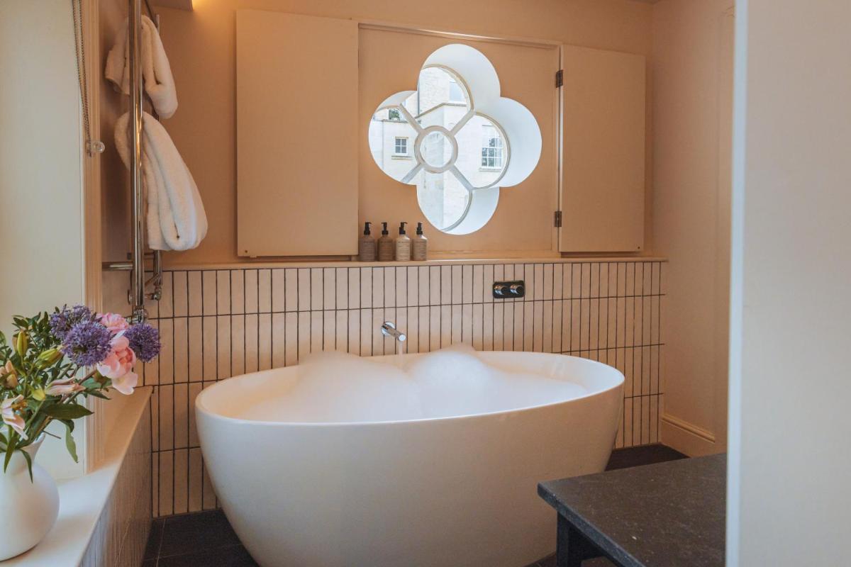 No 15 by GuestHouse, Bath - Housity