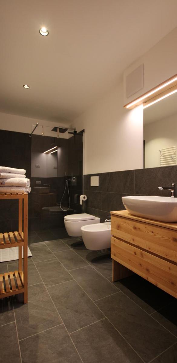 LENIS Bed and Breakfast - Housity