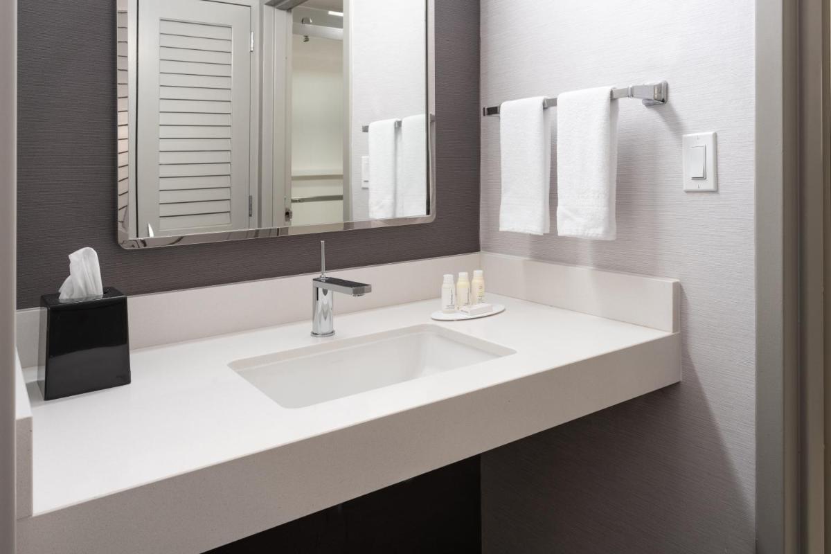 Courtyard by Marriott West Palm Beach - Housity