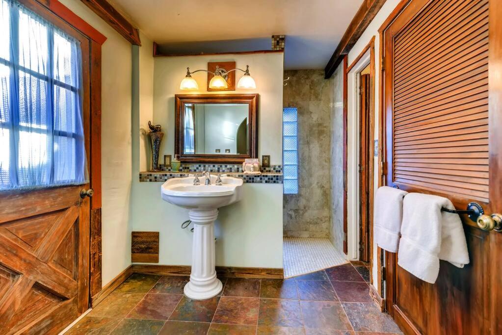 Cliff House Lodge and Hot Tub Cottages - Housity