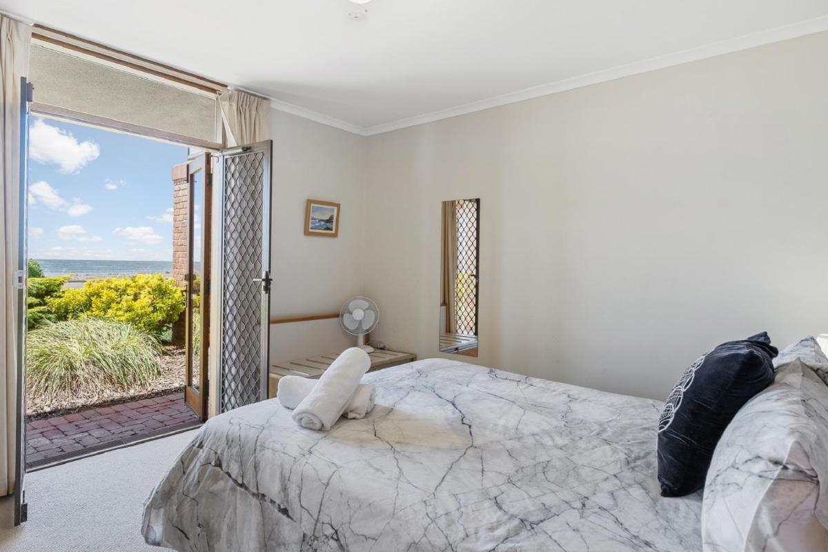 By The Sea Beachfront Apartment Wifi - Housity