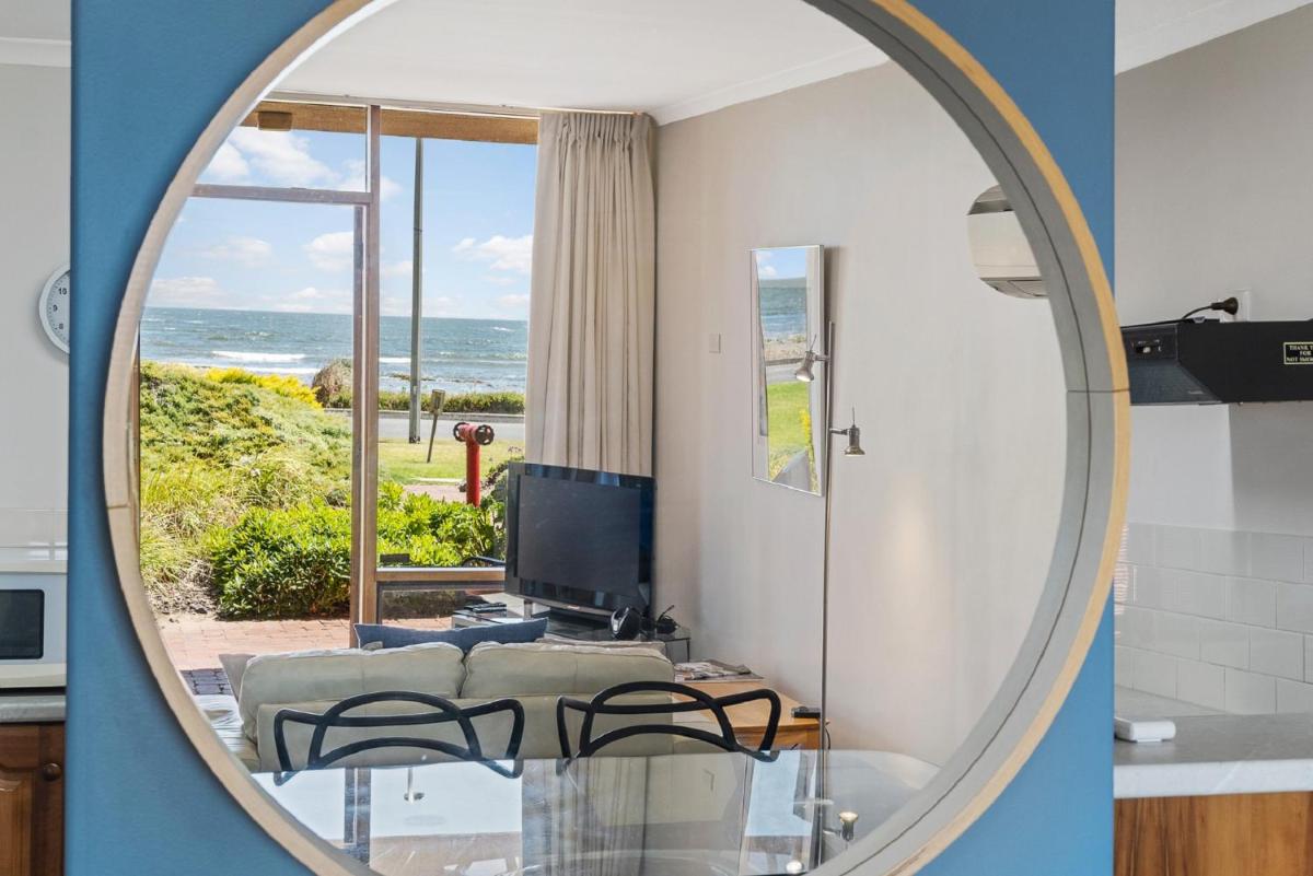 By The Sea Beachfront Apartment Wifi - Housity
