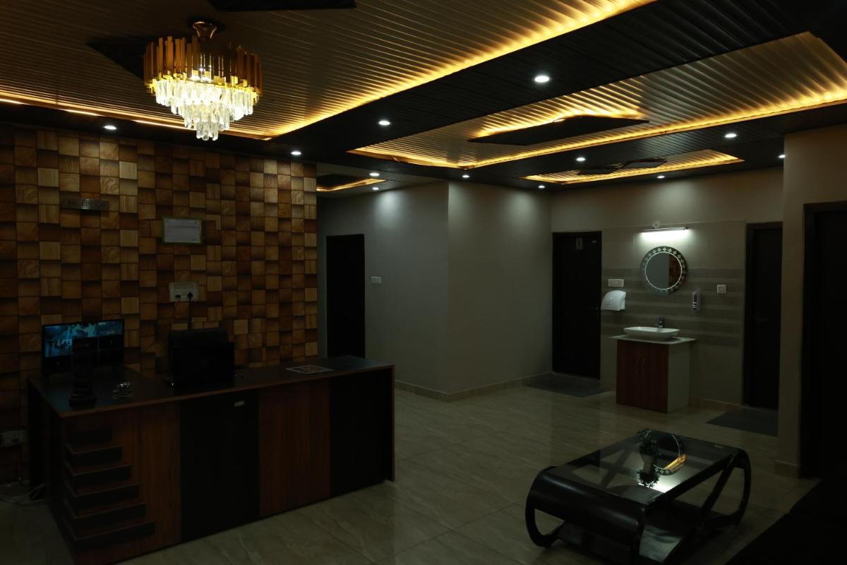 Hotel Full Moon Night - Housity