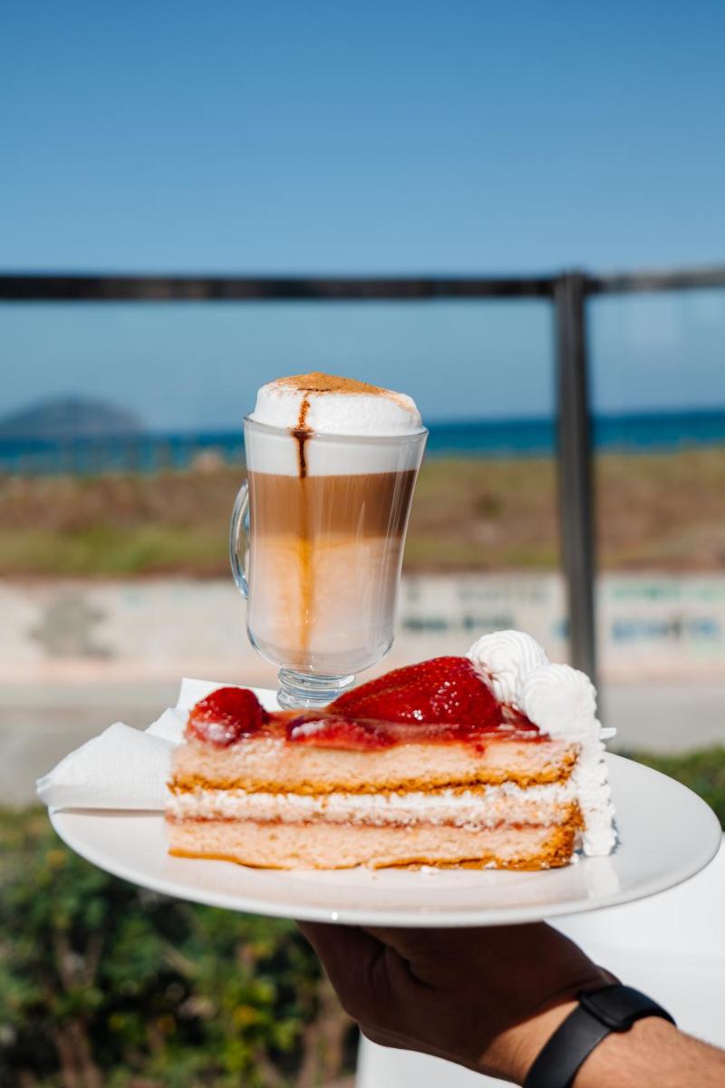 Comida en o cerca de este apartahotel