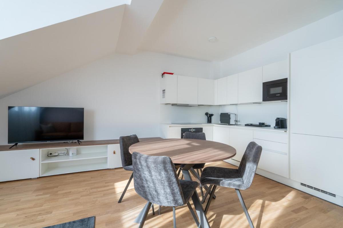 Exclusive 70 m2 Suite with Balcony and Air Conditioning - Housity