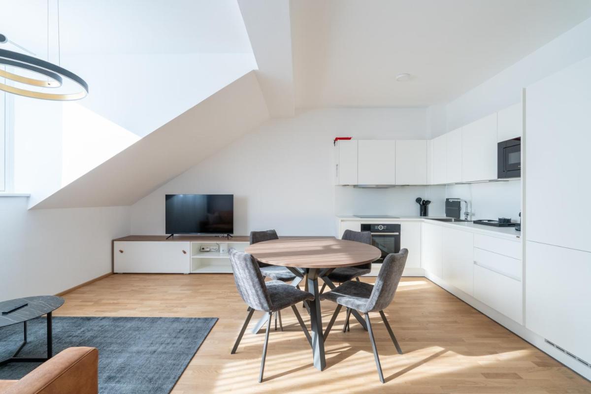 Exclusive 70 m2 Suite with Balcony and Air Conditioning - Housity