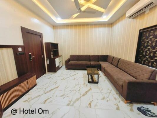 HOTEL OM, Betul - Housity